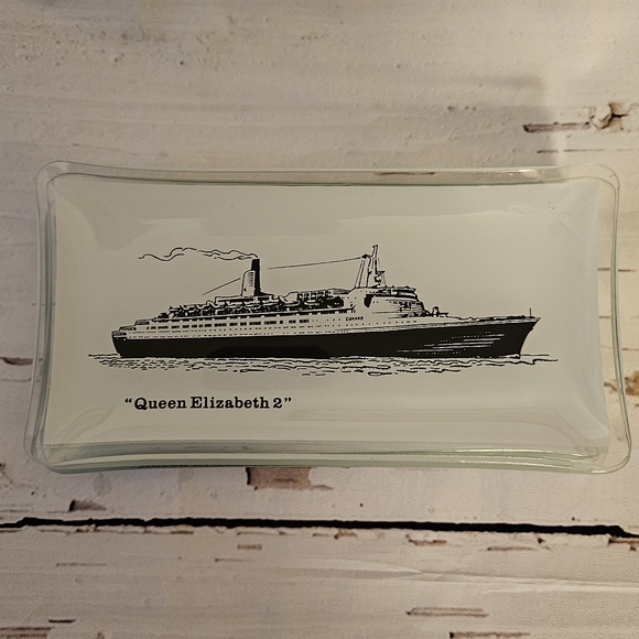 Vintage Set of Five Queen Elizabeth 2 Ship Small Plates - Picture 6 of 10